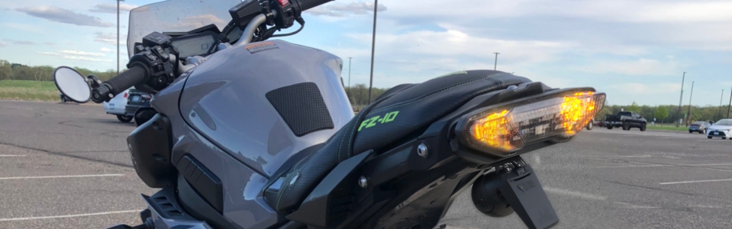 Yamaha FZ-10 with flushmount LED turn signals flashing amber